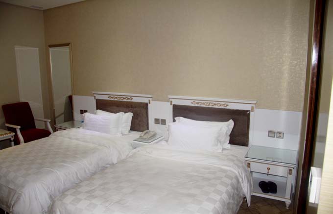 酒店客房家具---实木双人床设计